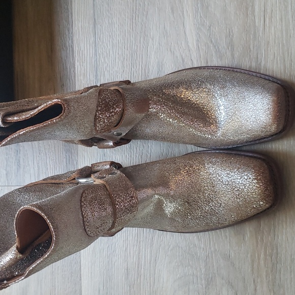 Frye and Co. Rare Distressed Metallic 8R boots. Size 9.5. - Picture 10 of 16